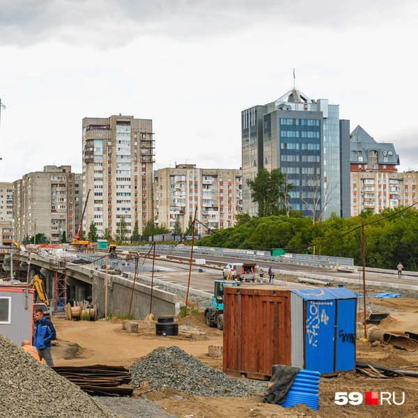 Обзорный вид на строящийся мост над Данилихой со стороны шоссе Космонавтов | Источник: Тимофей Калмаков / 59.RU