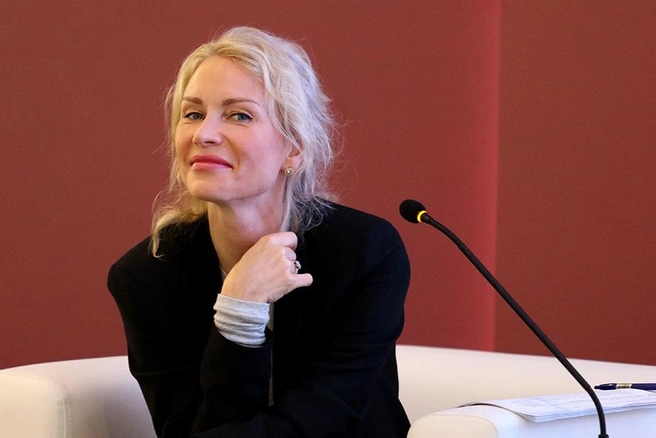 Чем только не занимается Катя Гордон. Но судя по ее лицу, у нее нашлось бы время еще на пару важных дел | Источник: Максим Константинов /ТАСС