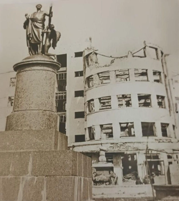 Разрушенное немецкой авиацией в 1942 г. здание Архангельского лесотехнического института | Источник: «Архангельск 1941&nbsp;— 1945» (Архангельск, 2020)