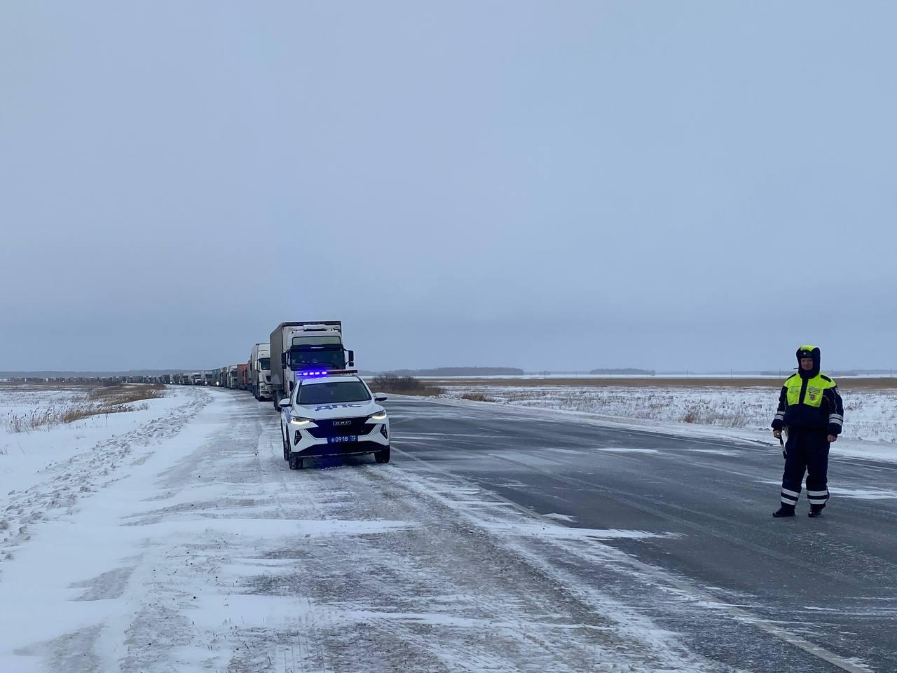 На тюменской трассе из-за сильного ветра ограничили движение: ДПС формирует колонны машин для проезда