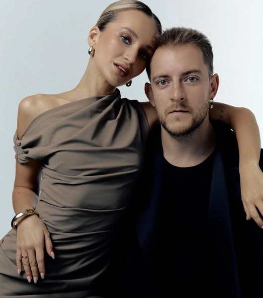 Молодожены спели дуэтом, а их дочь вынесла кольца: исполнители хитов сериала «Ландыши» Nansi & Sidorov сыграли свадьбу спустя пять лет после помолвки | Источник: Соцсети