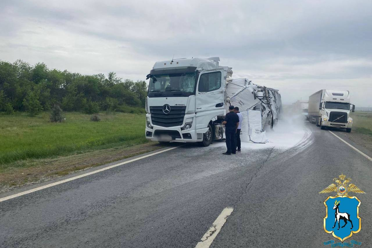 За 6 километров до Большой Глушицы: в Самарской области произошла  смертельная авария с фурами - 1 июня 2024 - 63.ру