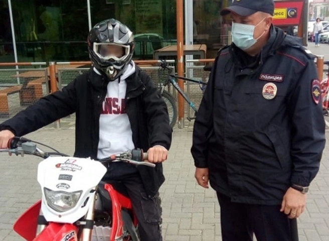 В центре Рязани поймали подростка, управлявшего мотоциклом без прав | ya62.ru