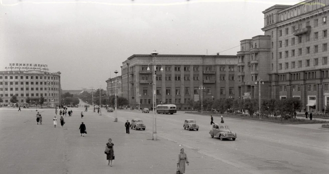Август 1956 года. Улица Спартака (так раньше назывался проспект Ленина) в районе площади Революции | Источник:  Н. Максимов, фонды ОГАЧО