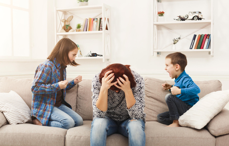 Вопрос психологу: «Дочь в 8 лет стала агрессивной, обижает братика, что делать?»