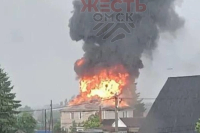 После удара молнии загорелся дом в Омской области