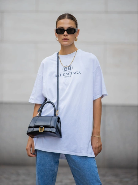 Street Style, белая футболка 2021, оверсайз, oversize футболка, купить футболку, как носить футболку, с чем носить футболку, стилизация, белый топ, базовый гардероб