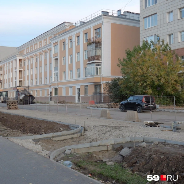 Между тротуарами через газонную часть делают несколько проходов | Источник: Кирилл Хафизов / 59.RU