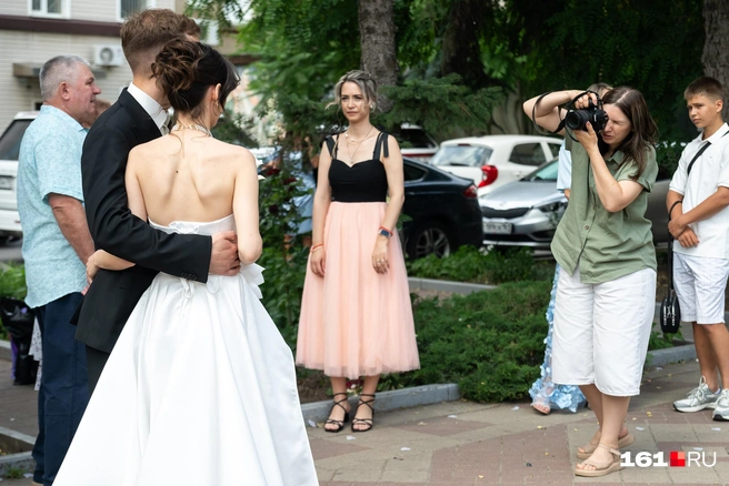 У свадебных фотографов в красивые даты полно работы | Источник: Евгений Вдовин / 161.RU