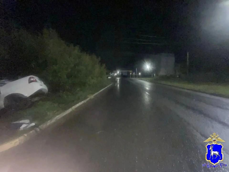 В Самарской области молодой водитель на «Приоре» въехал в ограждение и погиб — фото