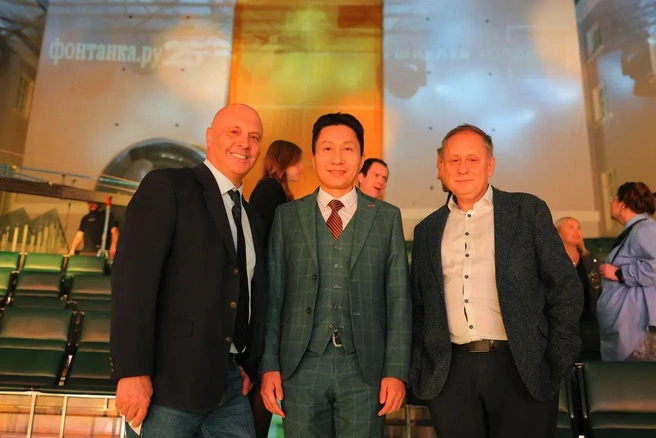 актер Аркадий Шароградский, консул КНР в Санкт-Петербурге Лю Синьюй, главный редактор «Фонтанки» Александр Горшков