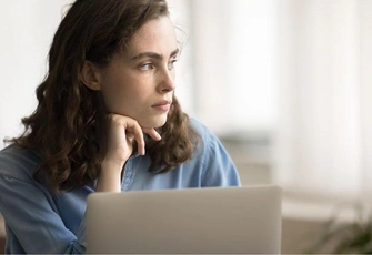 «Пьяная мачеха обещала „удалить меня из жизни“ за то, что я решила съехать. Но я просто устала от алкоголя и неадекватности»