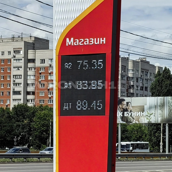 Однако цены почти на 10 рублей выше, чем на других АЗС | Источник: Андрей Пашинский / Voronezh1.ru