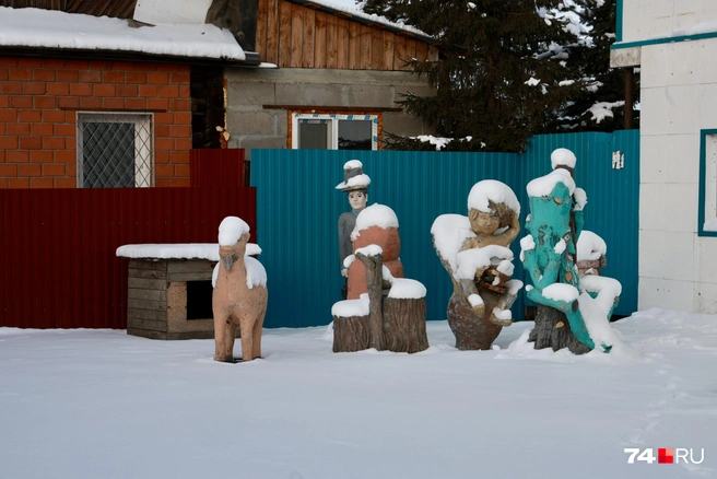 Заглядываем во двор. Деревянные фигурки несколько удивляют, но они тут еще со времен предыдущих владельцев — пансионата для пенсионеров | Источник: Михаил Шилкин