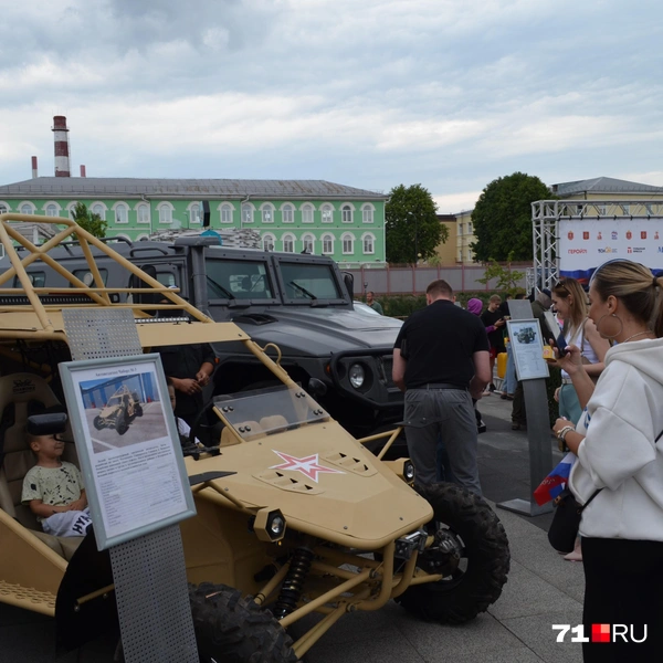 Небольшая выставка современной российской военной техники | Источник: Максим Улитов / 71.RU