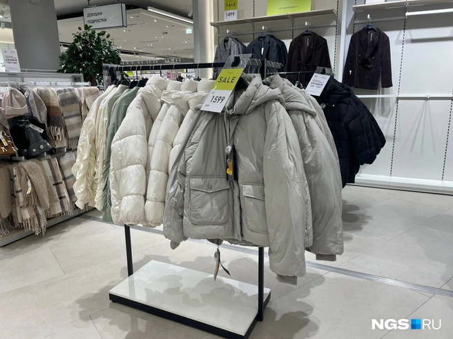 Утепленные куртки продают в GJ за 1599 рублей  | Источник: Алена Золотухина / NGS.RU 