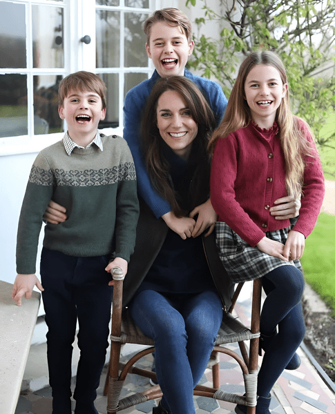 Идеальная семья: первое фото Уэльских после операции Кейт Миддлтон, которое растопит ваше сердце