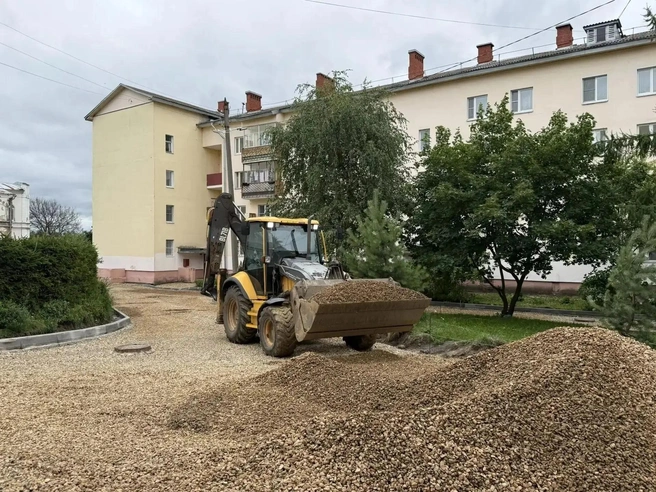 На нескольких объектах уже меняют асфальт, монтируют освещение и устанавливают скамейки | Источник: пресс-служба правительства Ярославской области