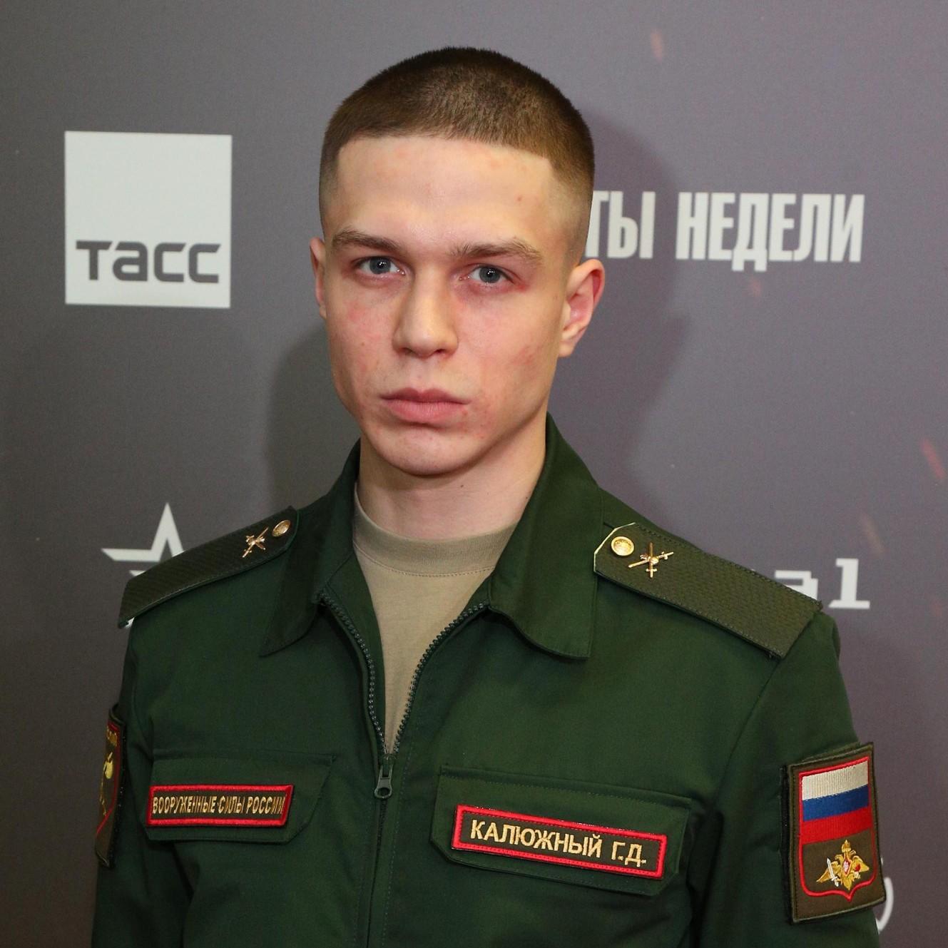 Глеб Калюжный вернулся из армии! Заплаканные мама и сестра встретили с букетом ромашек, поклонница — с шарами