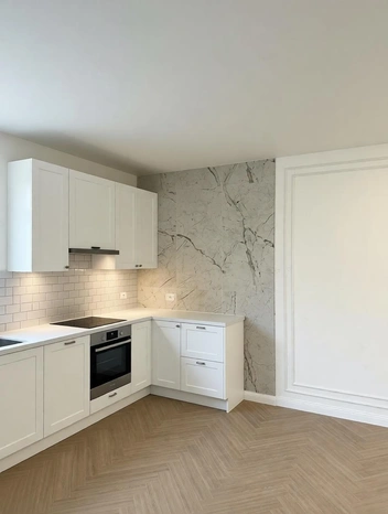 В кухне не надо всё загромождать верхними шкафами — места для хранения хватит и внизу | Источник: ГК «Корпорация МАЯК»