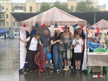 Люди прятались от дождя, как могли | Источник: Николай Сальников / 56.RU