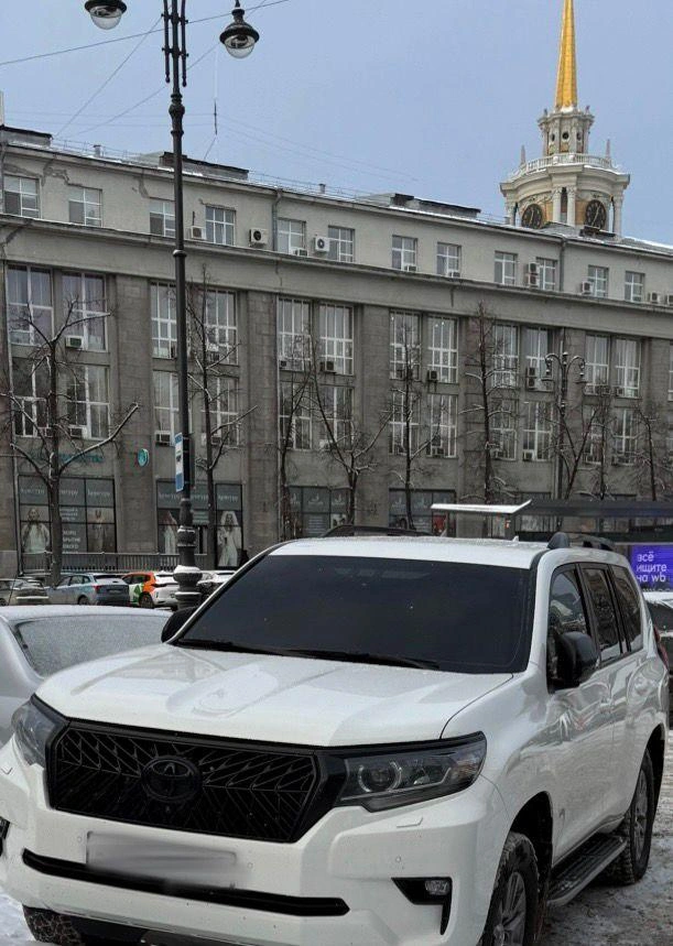 Владелец этого авто частенько парковался возле мэрии | Источник: Отделение по связям со СМИ УМВД по Екатеринбургу