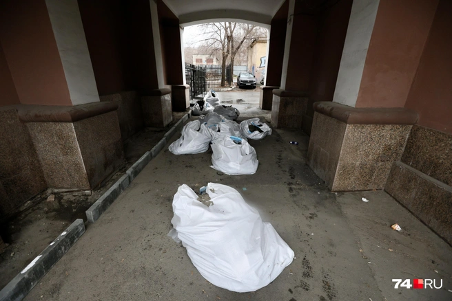 Эти снимки спустя несколько дней после случившегося с Екатериной сделал наш фотограф, мешки так и стоят | Источник: Наталья Лапцевич