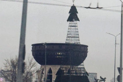 На главную елку Казани у Чаши крепят ветки