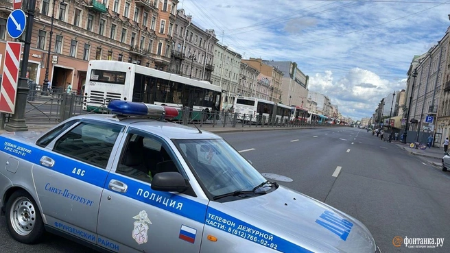 Вдали от парада. Лиговский тоже перекрыт для движения транспорта | Источник: читатель «Фонтанки.ру»