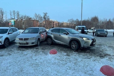 Omsk Man's Parking Lot Drift Goes Wrong, Two Injured