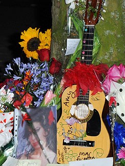 Поклонники Эми Уайнхаус (Amy Winehouse) приносят цветы к ее дому