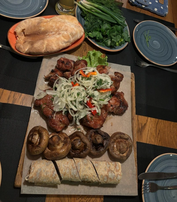 Многие туристы во время отдыха не отказывают себе в удовольствии вкусно поесть  | Источник: Ирина Робканова