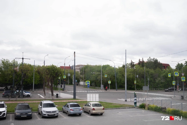 Рядом со зданием есть парковка, где можно оставить свой автомобиль. И да, платить за это не нужно | Источник: Илья Чикотин / 72.RU