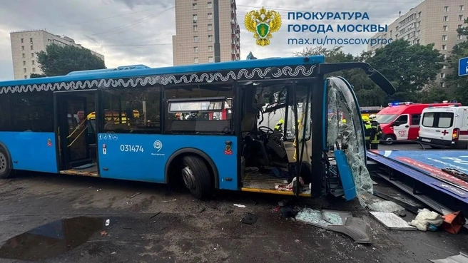Щит «Гордость России», упав, пробил крышу автобуса | Источник: Прокуратура города Москвы