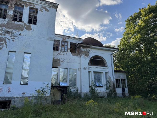 Часть окон заделана железными листами | Источник: Алина Мельникова / MSK1.RU