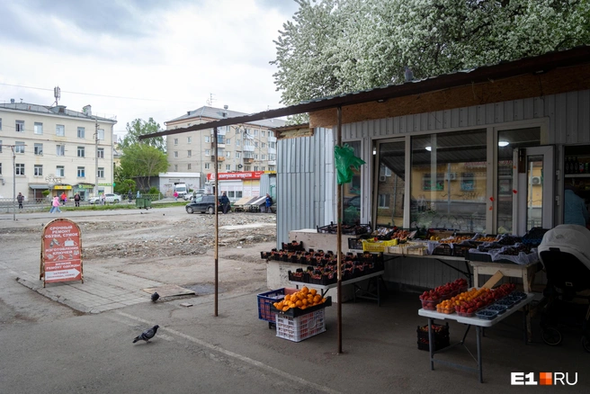 Киоск с фруктами держит оборону до последнего | Источник: Владислав Лоншаков / Е1.RU