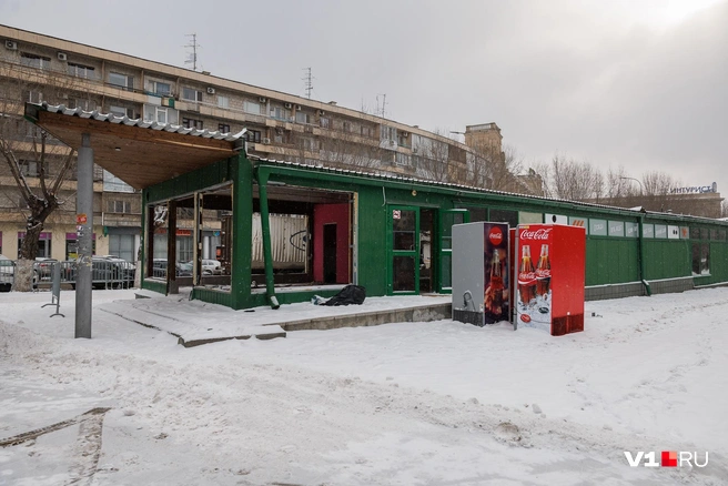 Здание в буквальном смысле слова исчезает на глазах | Источник: Алексей Волхонский / V1.RU