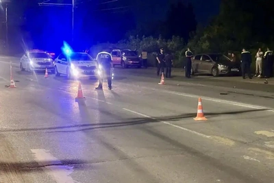 Мотоцикл врезался в опору ЛЭП в Омске: двое погибших