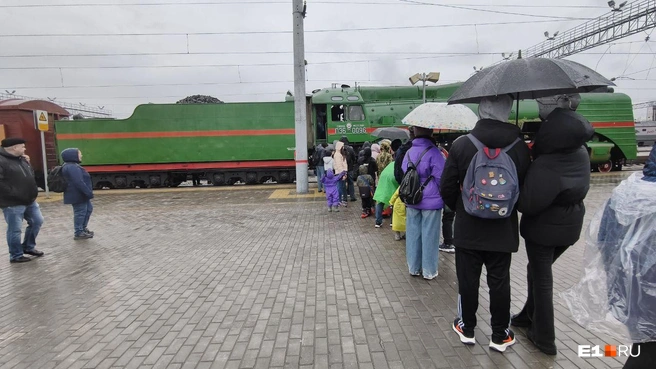 Сотни зрителей пришли, чтобы зайти внутрь «Эшелона Победы» | Источник: Дмитрий Крисковец / E1.RU