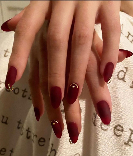 Пирсинг ногтей: самый необычный зимний бьюти-тренд от Селены Гомес
