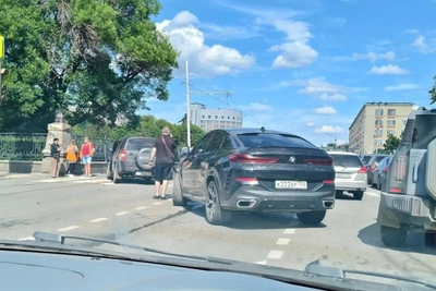 Три иномарки столкнулись у Оперного театра, встали трамваи