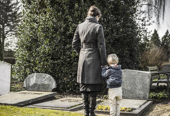 Что поможет ребенку пережить смерть родителя: 6 факторов