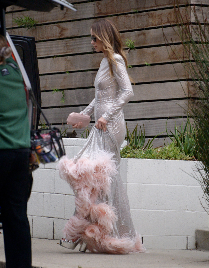 Обнажиться перед публикой: Оливия Уайлд и самое красивое «голое» платье осени 2022