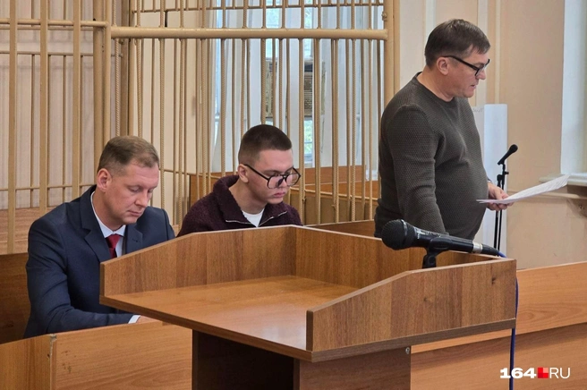 Обвиняемый Глеб Назаров и его адвокаты | Источник: Семен Коротов-Майбах / 164.RU