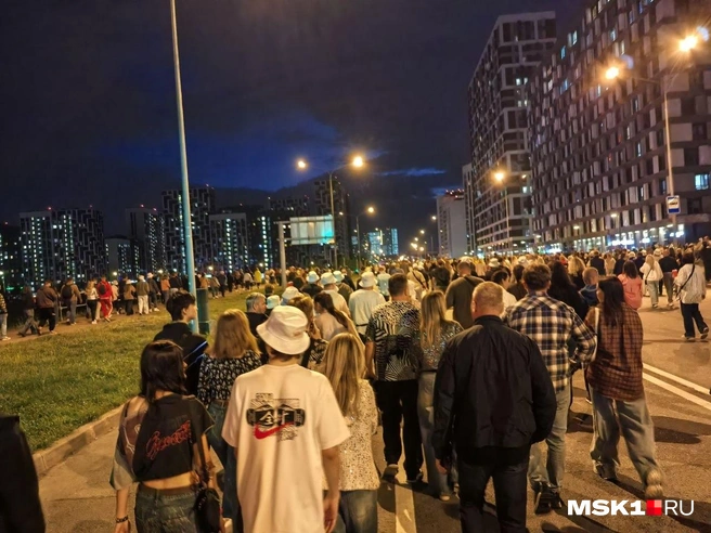Толпы зрителей идут к метро | Источник: MSK1.RU