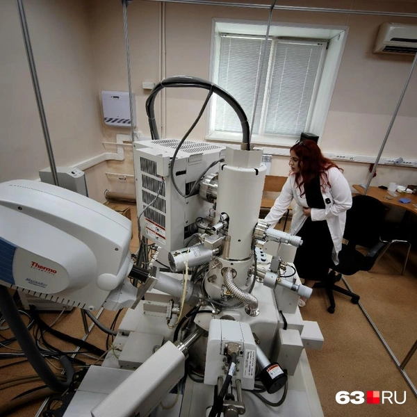 Растровый электронный микроскоп дает увеличение в 800 тысяч крат. Стоит дороже квартиры в Москве | Источник: Анна Шорина / 63.RU