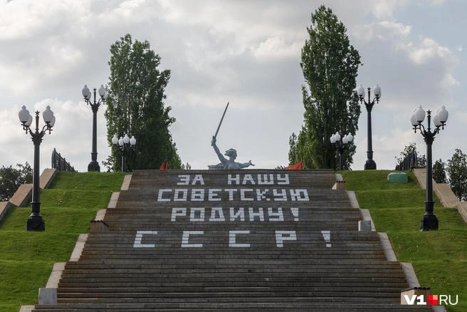 Надпись на ступенях не была предусмотрена оригинальным замыслом Евгения Вучетича | Источник: Алексей Волхонский / V1.RU