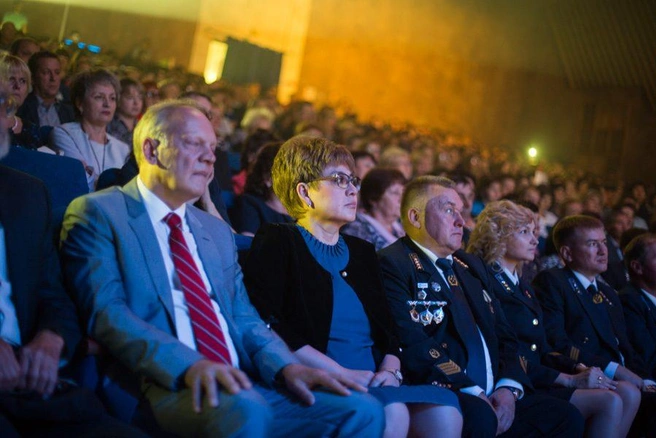 Слева - заместитель директора АО «СУЭК» по связям и коммуникациям Вадим Зарудный, в центре - губернатор Забайкальского края Наталья Жданова | Источник: Ксения Зимина