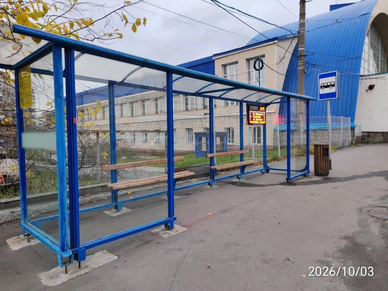 В Мурманске вандалы разрисовали остановку накануне юбилея города — их маршрут восстановили по камер…