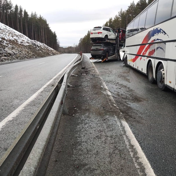 В Челябинской области автобус, в котором ехали больше 50 детей, столкнулся с автовозом | Источник: Управление Госавтоинспекции ГУ МВД России по Челябинской области